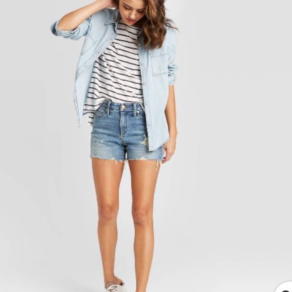 •Universal Thread Distressed Jean Shorts•High Rise MIDI•